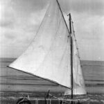 1970 – BICIVELA. Vehículo de cuatro ruedas de bicicleta y una vela.