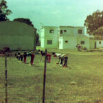 1982 – Clase de gimnasia de los alumnos de la UTU al fondo de las aulas.
